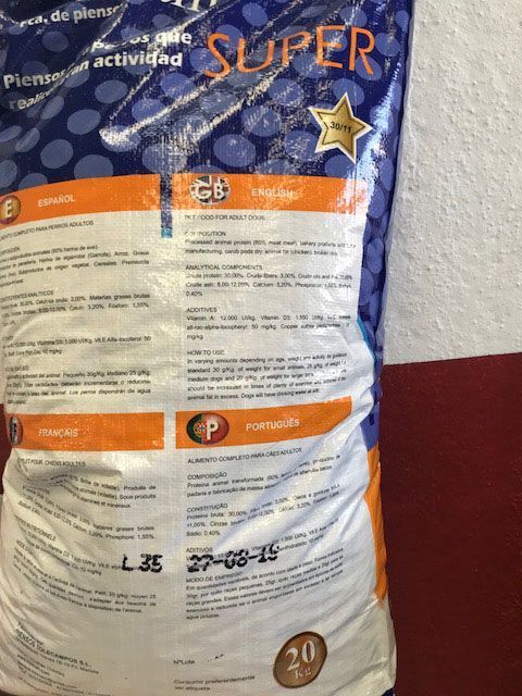 Una bolsa de súper fertilizante está sobre una mesa.