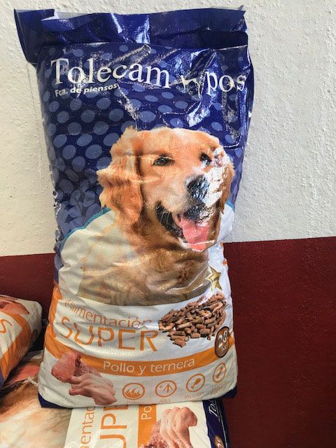 Una bolsa de comida para perros con la imagen de un perro.