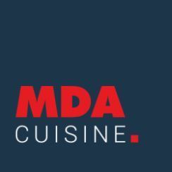 Logo MDA Cuisine en rouge et blanc sur fond bleu foncé.
