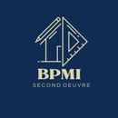 Logo BPMI Second Oeuvre en or sur fond bleu foncé, représentant une maison et une icône de crayon