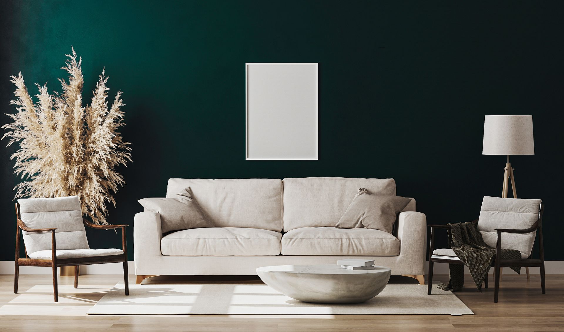 Salon moderne avec canapé beige, fauteuil blanc, lampadaire, art mural abstrait et herbes de la pampa séchées.