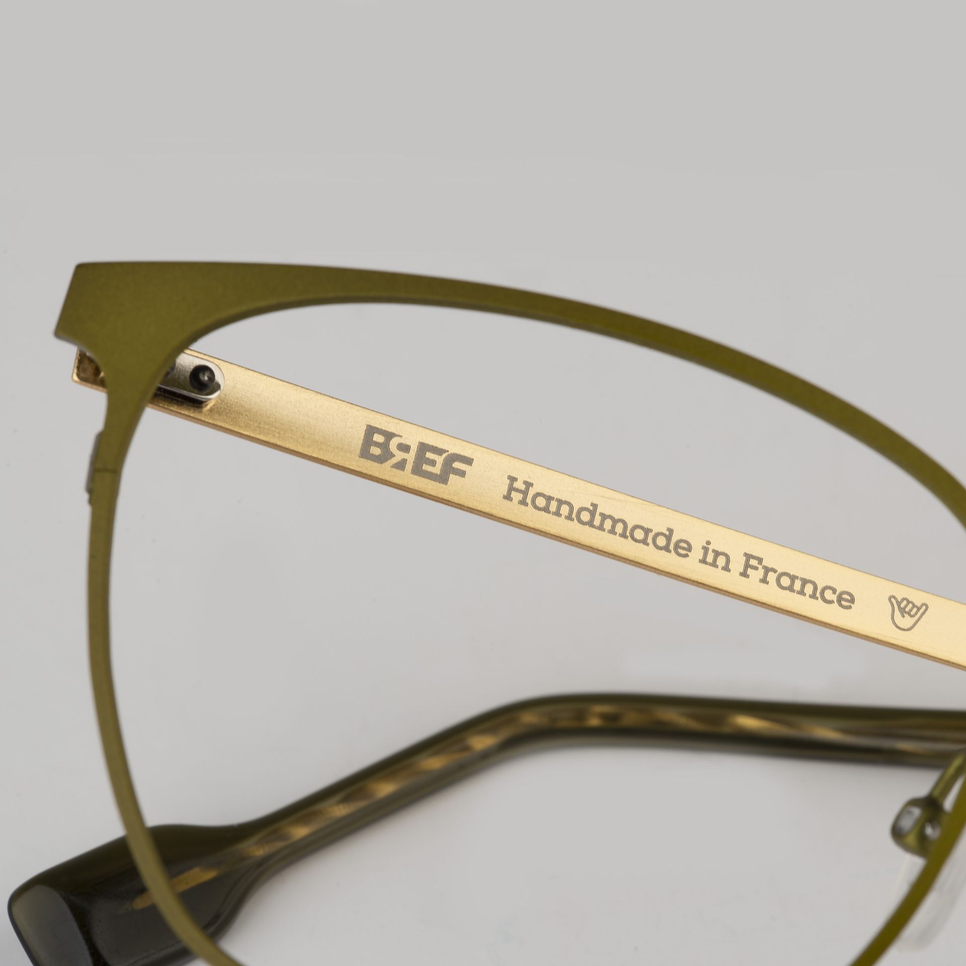 Une paire de lunettes fabriquée à la main en france