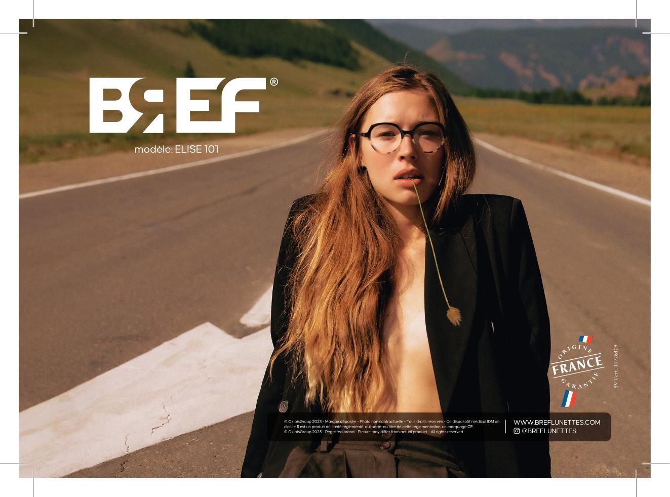 Une femme portant des lunettes se tient sur le bord d'une route
