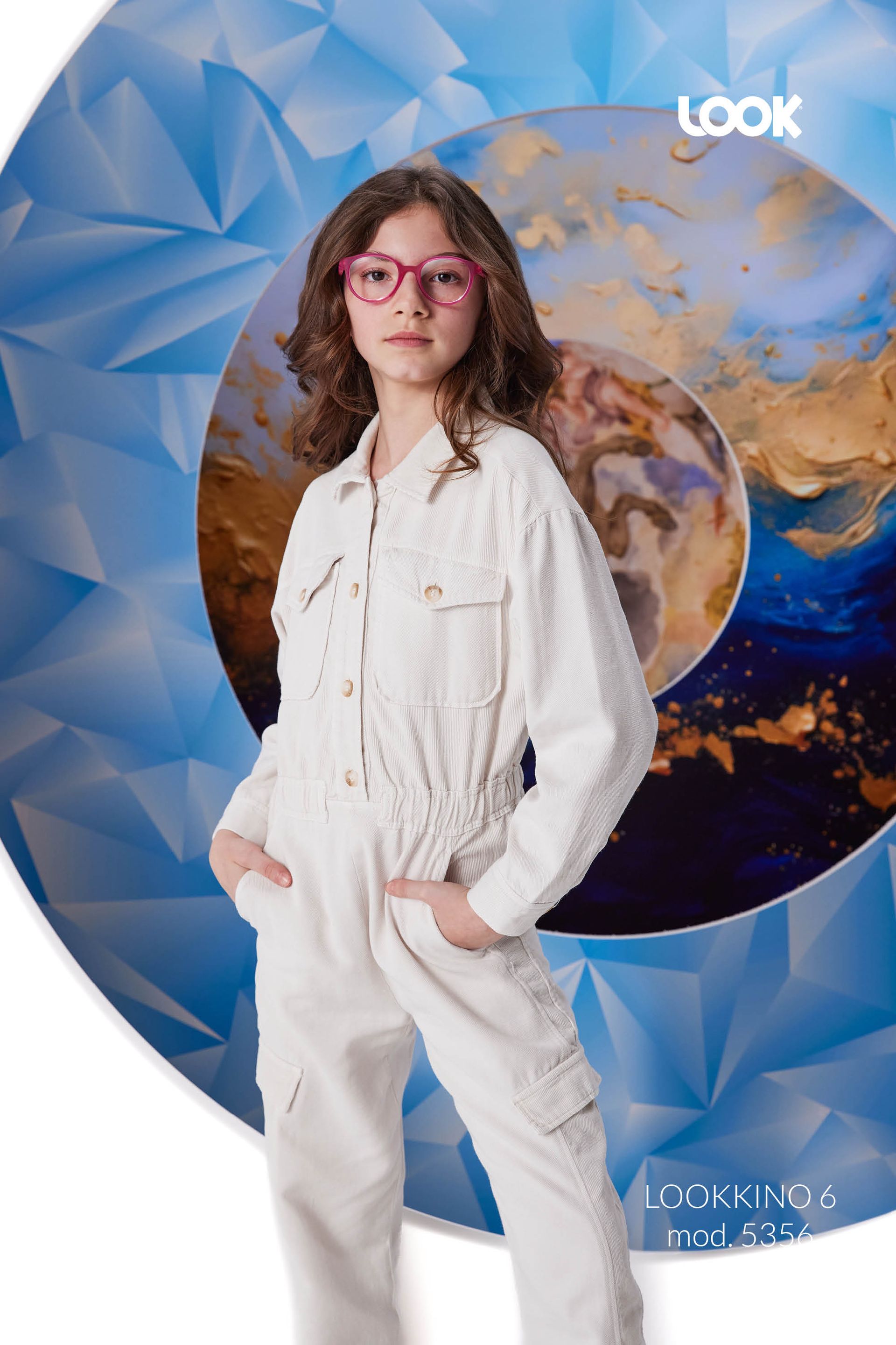 Une jeune fille portant des lunettes et une combinaison blanche se tient devant un cercle bleu.