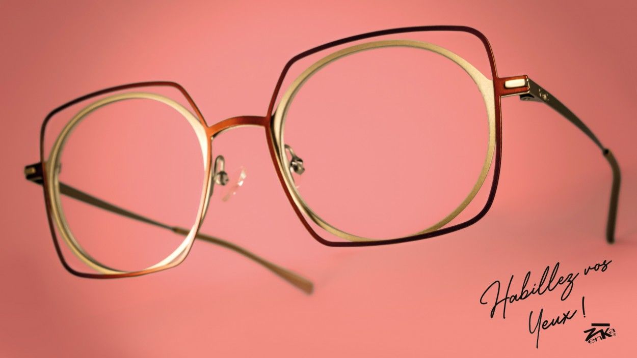 Une paire de lunettes carrées sur fond rose