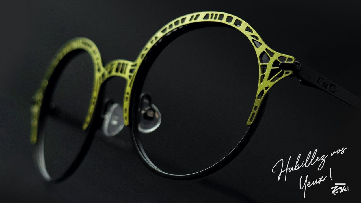 Une paire de lunettes noires et jaunes avec un fond noir
