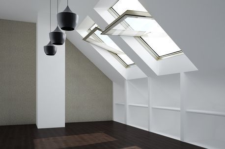 Una habitación con un techo que tiene muchas ventanas