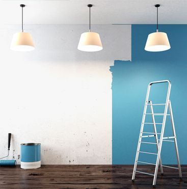 Se está pintando una habitación de azul y blanco con una escalera en primer plano.