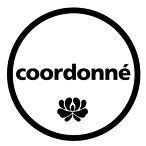 Un logotipo en blanco y negro para una empresa llamada coordonne.