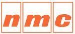 La palabra nmc está escrita en letras naranjas sobre un fondo blanco.