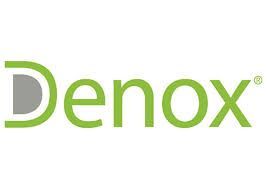 El logotipo de Denox es verde y gris sobre un fondo blanco.