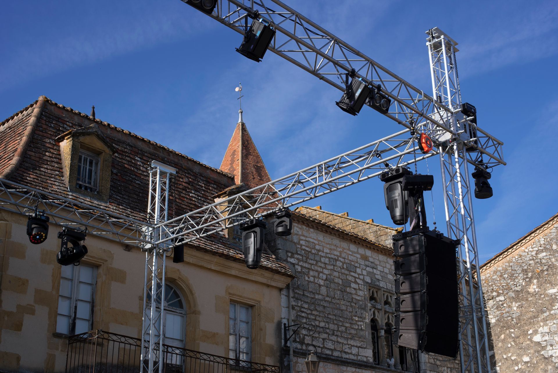 Système d'éclairage extérieur de scène.