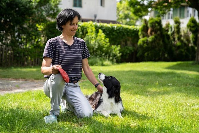 Inhaberin der Tierarztpraxis Helene Matter mit Hund