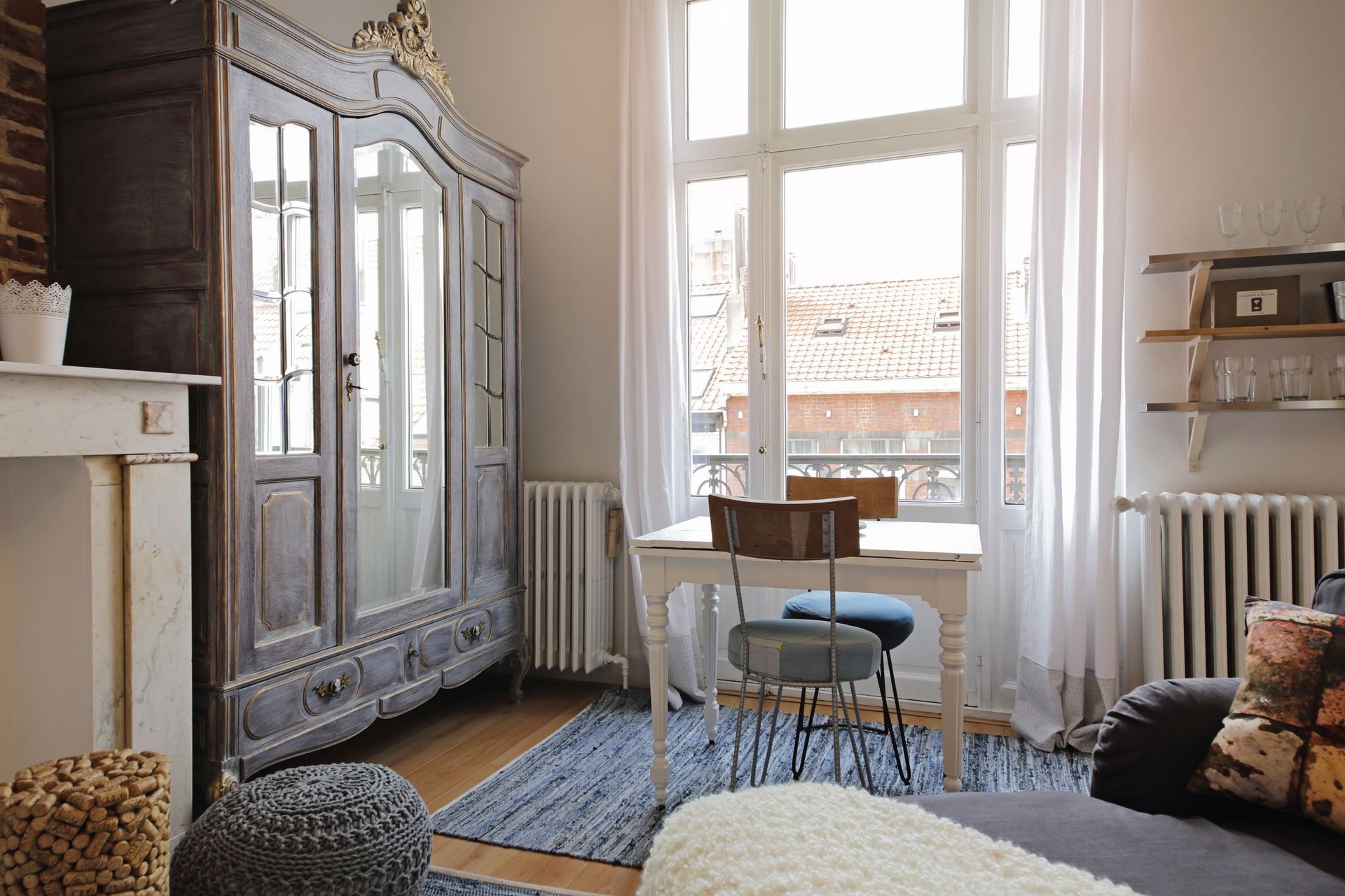 L'intérieur d'une pièce avec un petit bureau et une grande penderie.