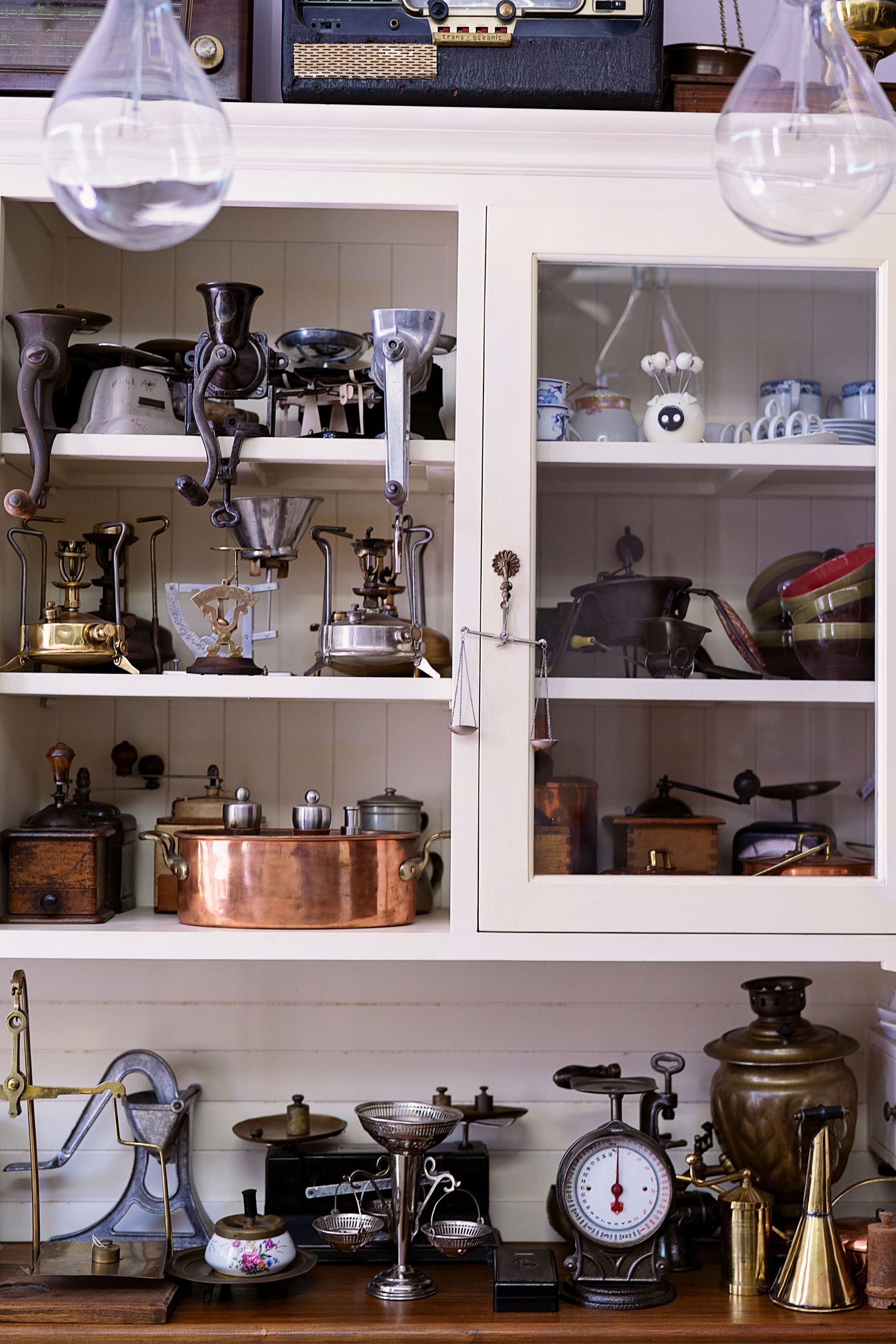 Un placard rempli d'objets et ustensiles anciens.