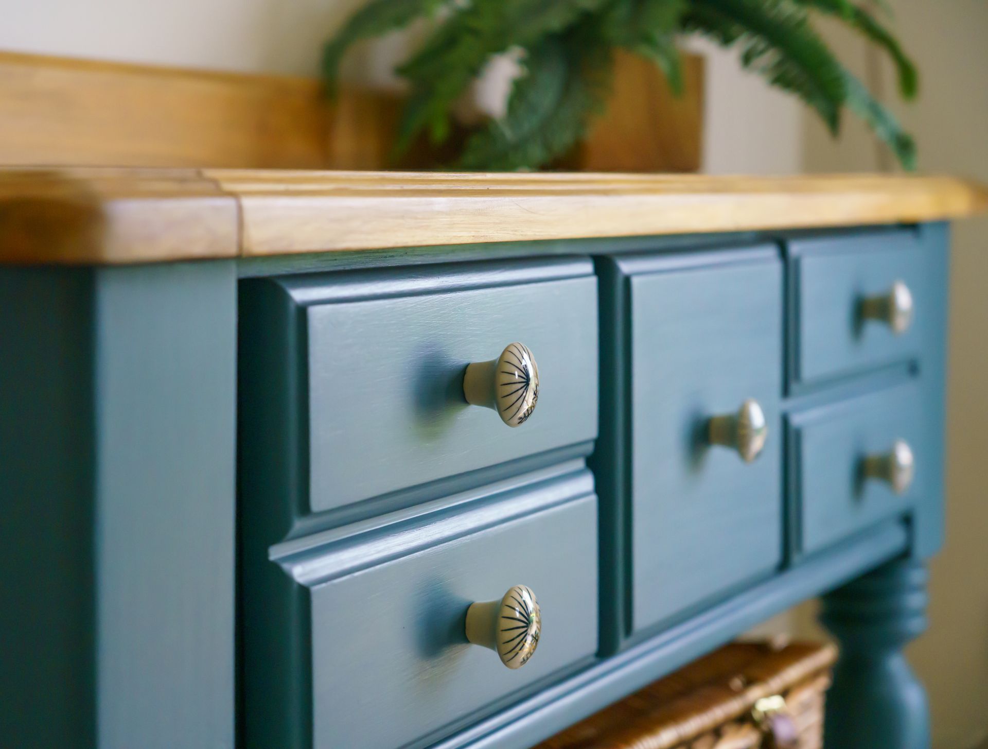 Gros plan sur les tiroirs d'un meuble bleuté.