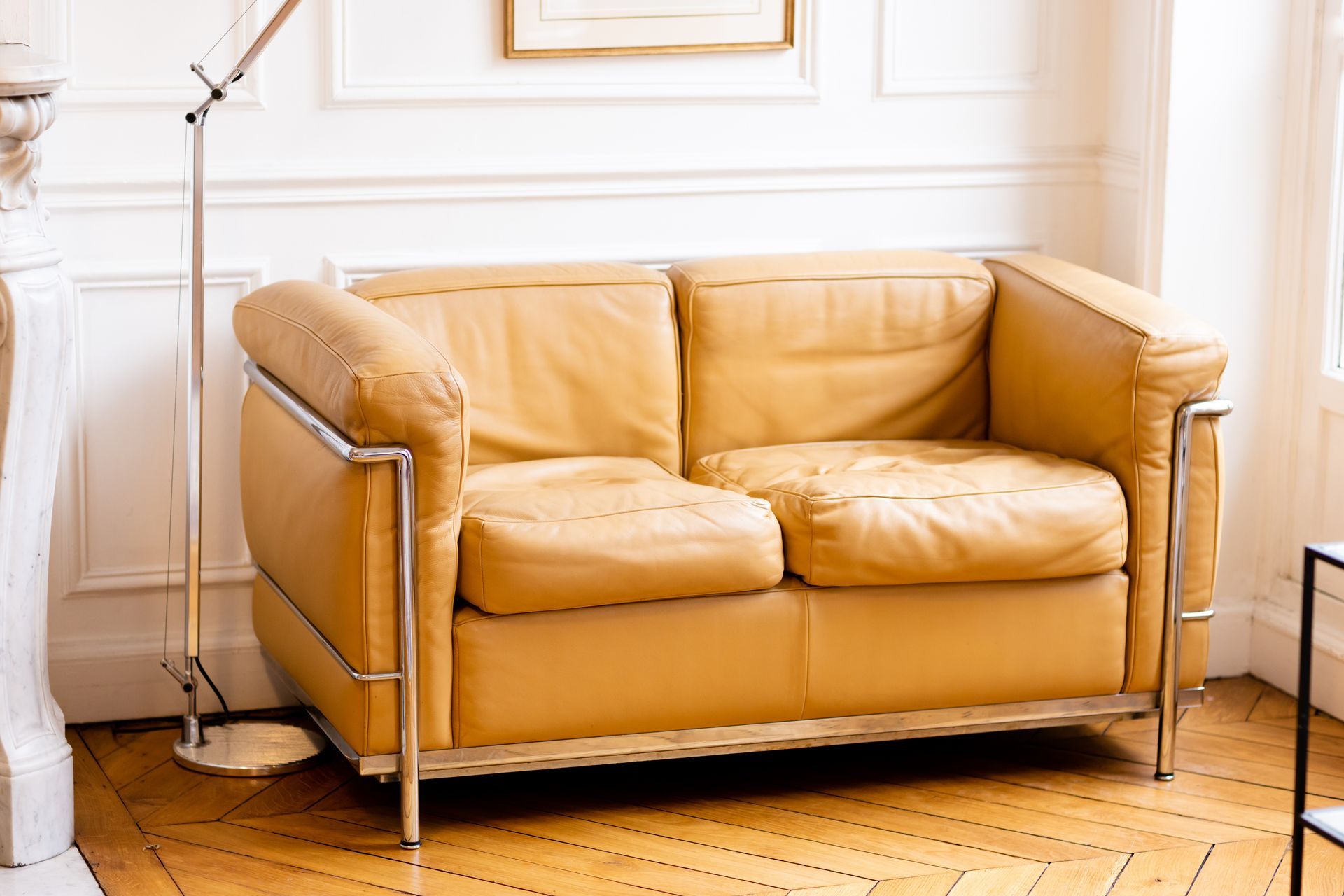 Un canapé en cuir couleur camel dans une pièce.