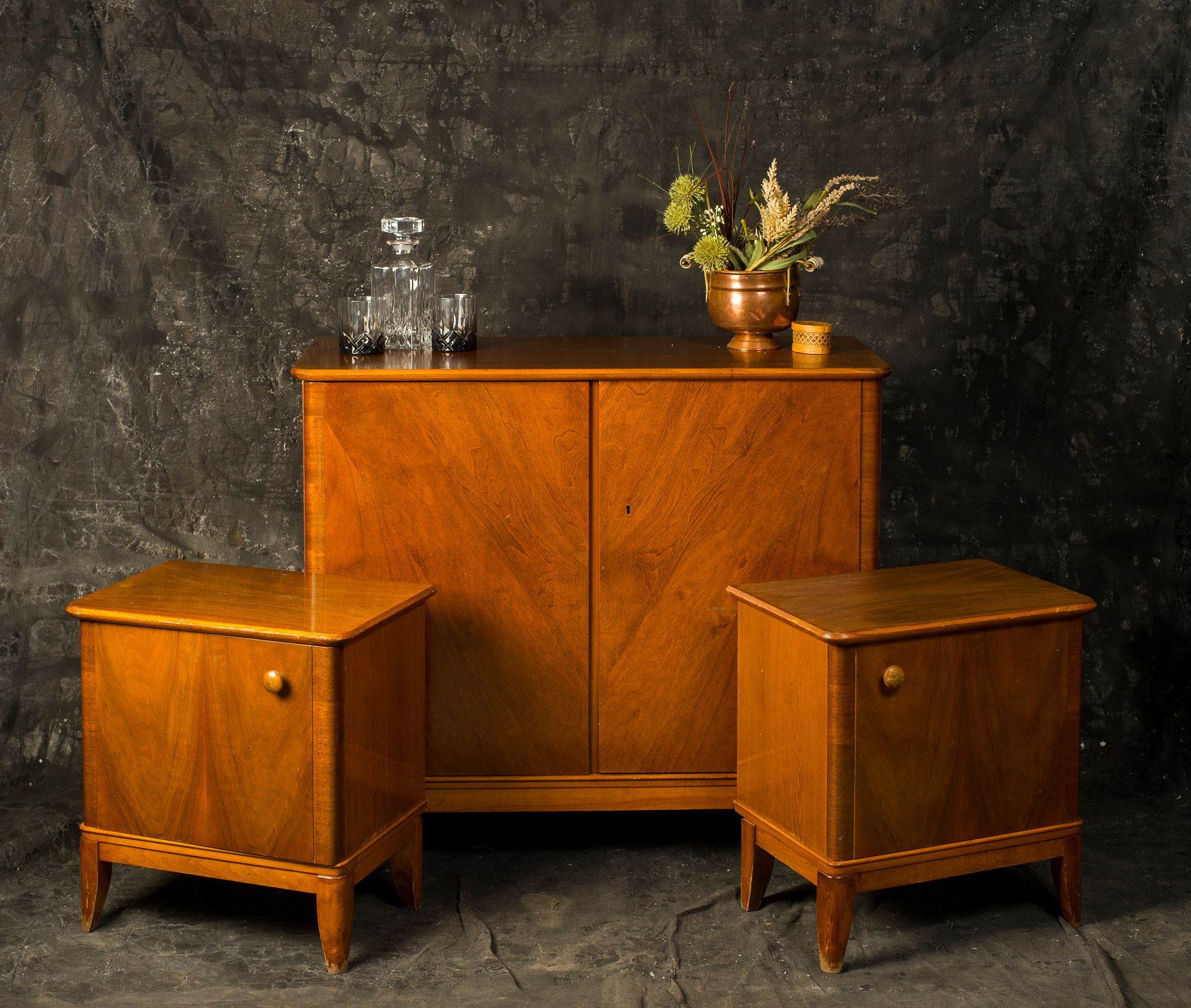 Trois meubles en bois.