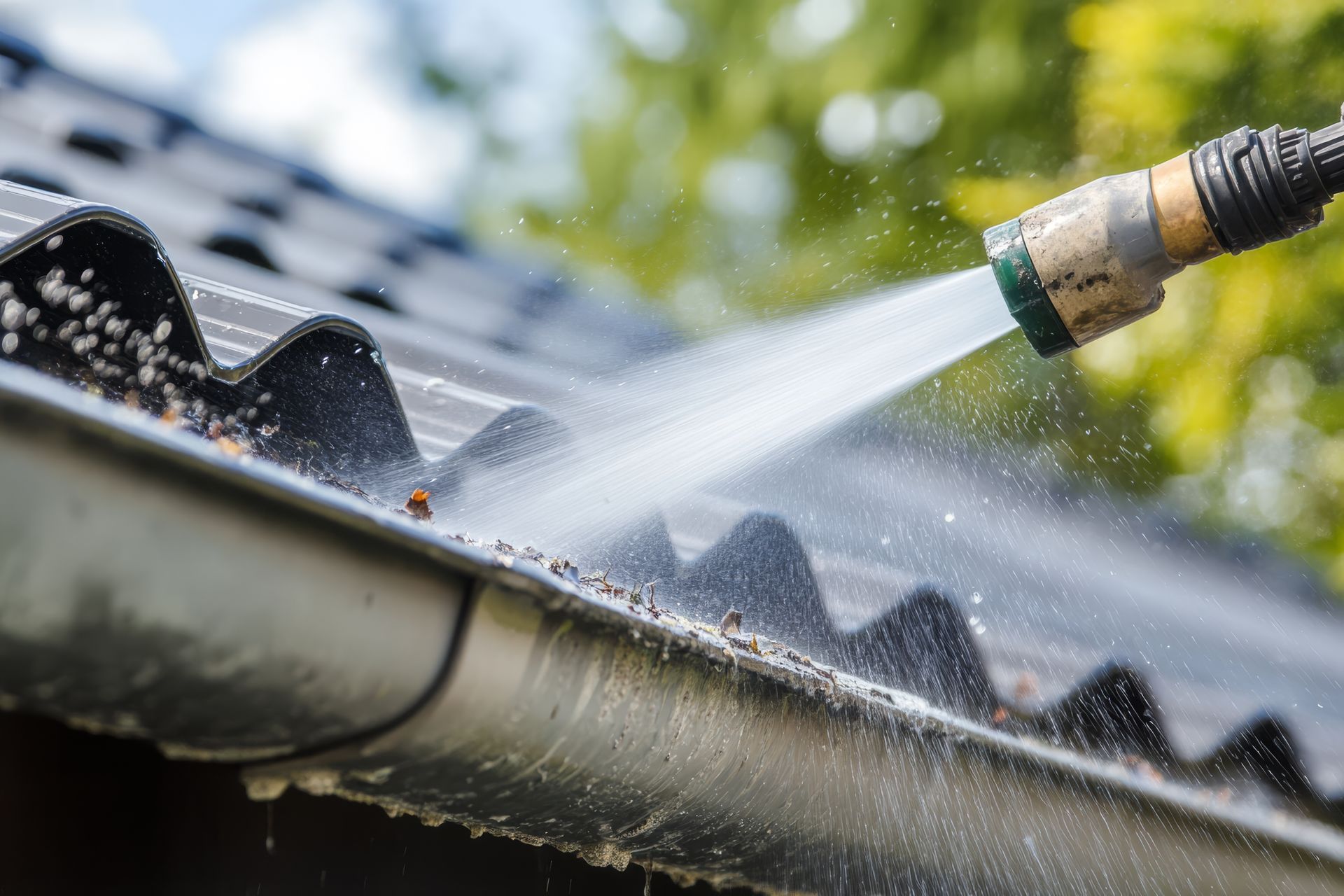 Jet d'eau pour le nettoyage de gouttières.