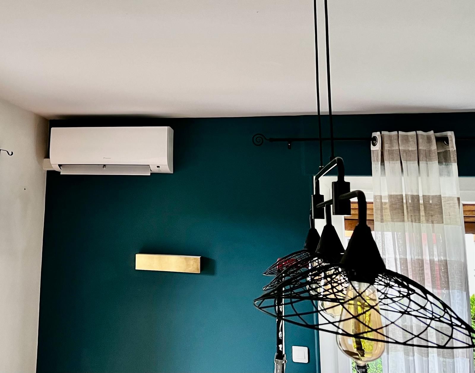 Photo d'une climatisation sur un mur bleu