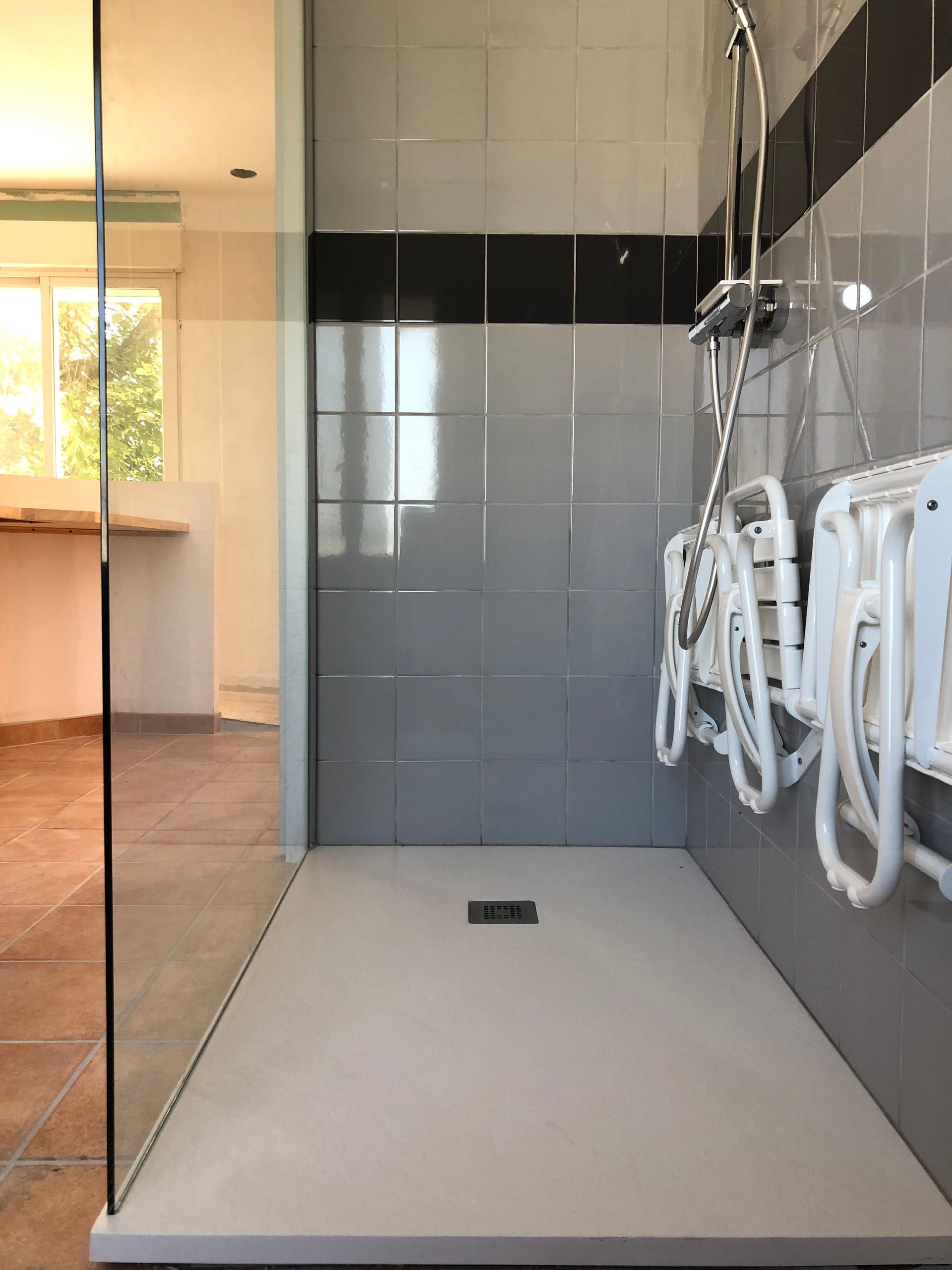 Photo d'une douche pour les personnes à mobilité réduite