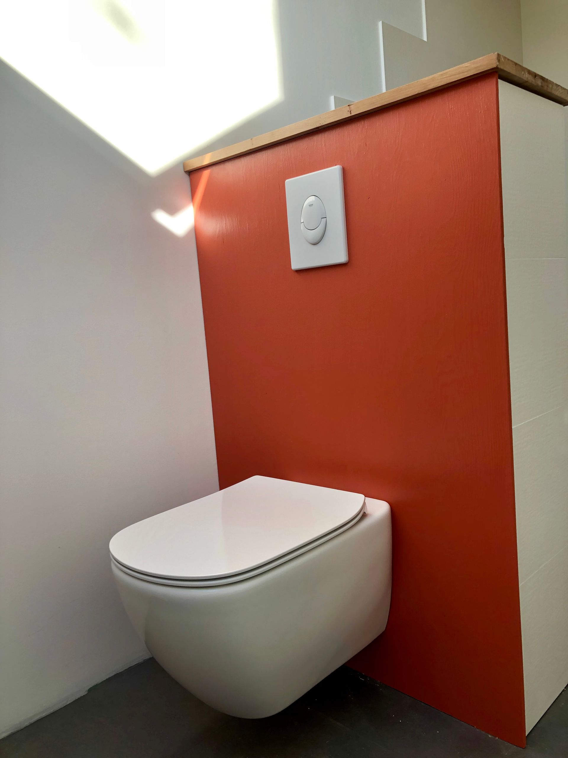 Photo de toilettesavec un mur orange