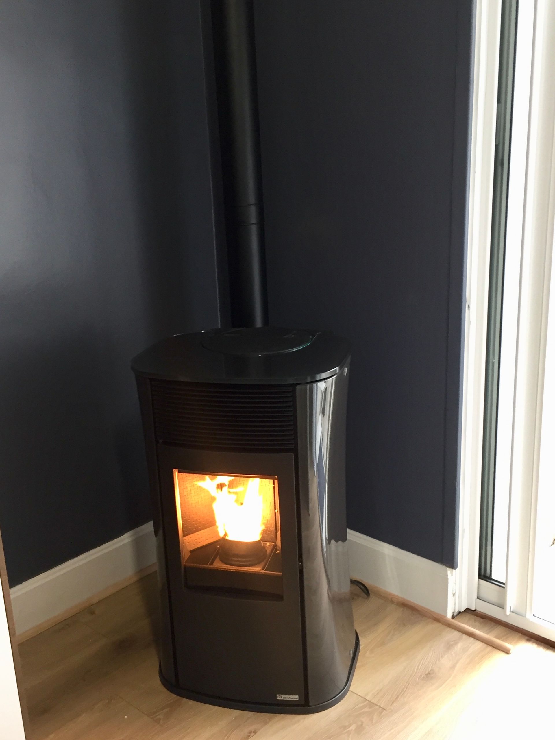 Photo d'un poêle noir