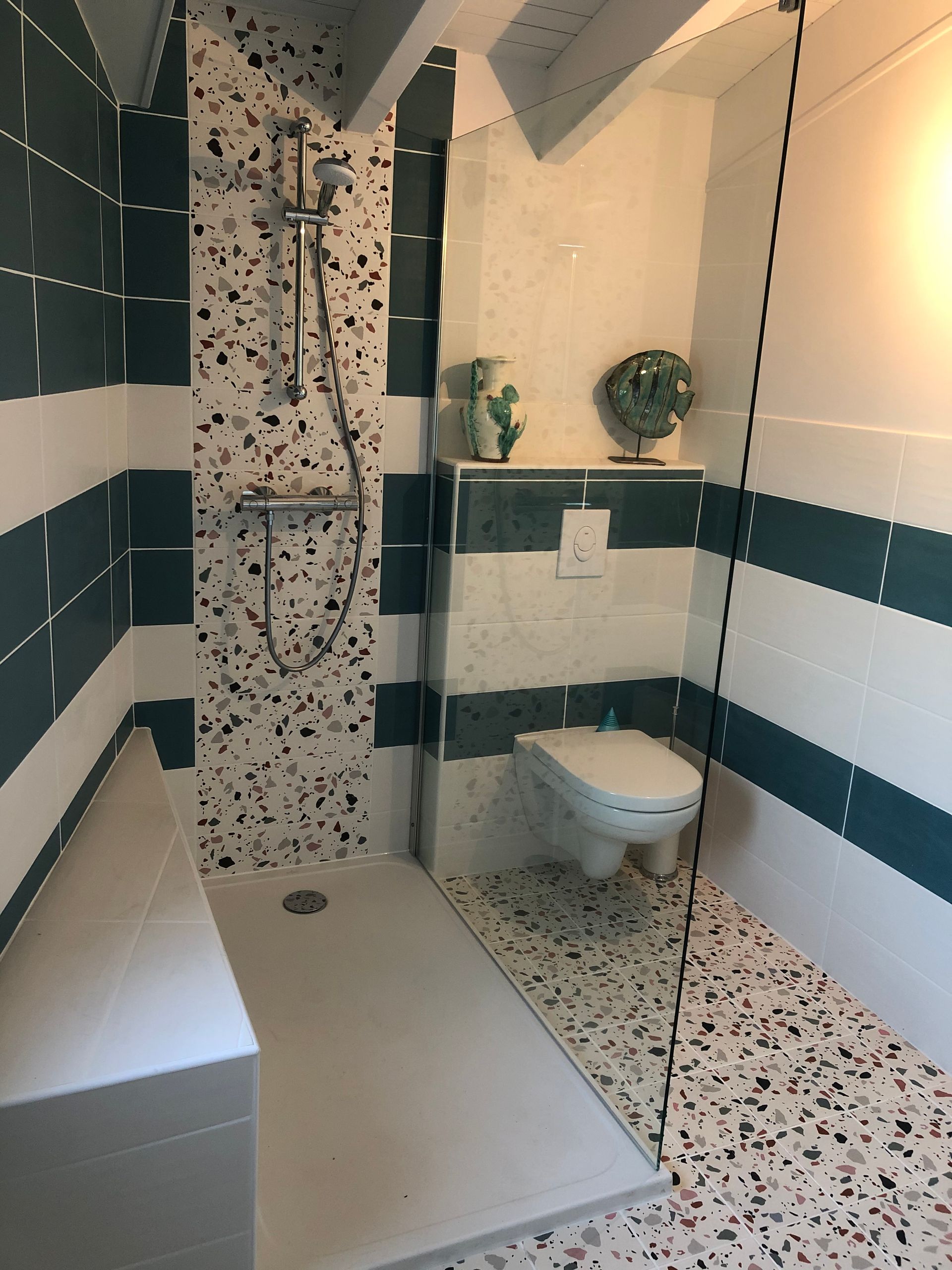 Photo d'une douche avec carrelage en mosaïque et murs bleu et blanc