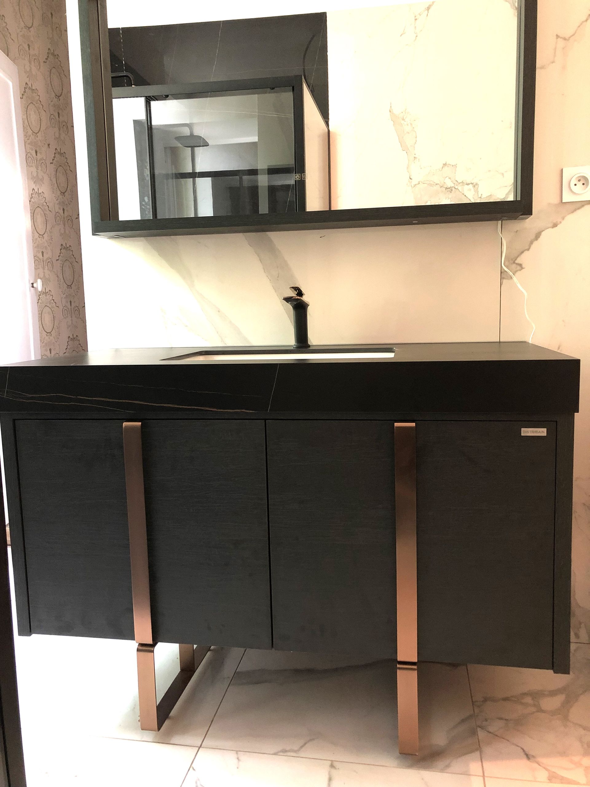 Photo d'un meuble de salle de bains avec lavabo noir