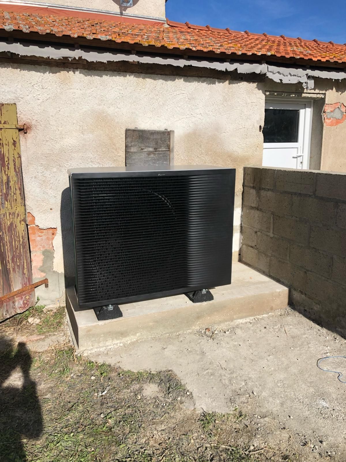 Photo d'une climatisation noire à l'extérieur