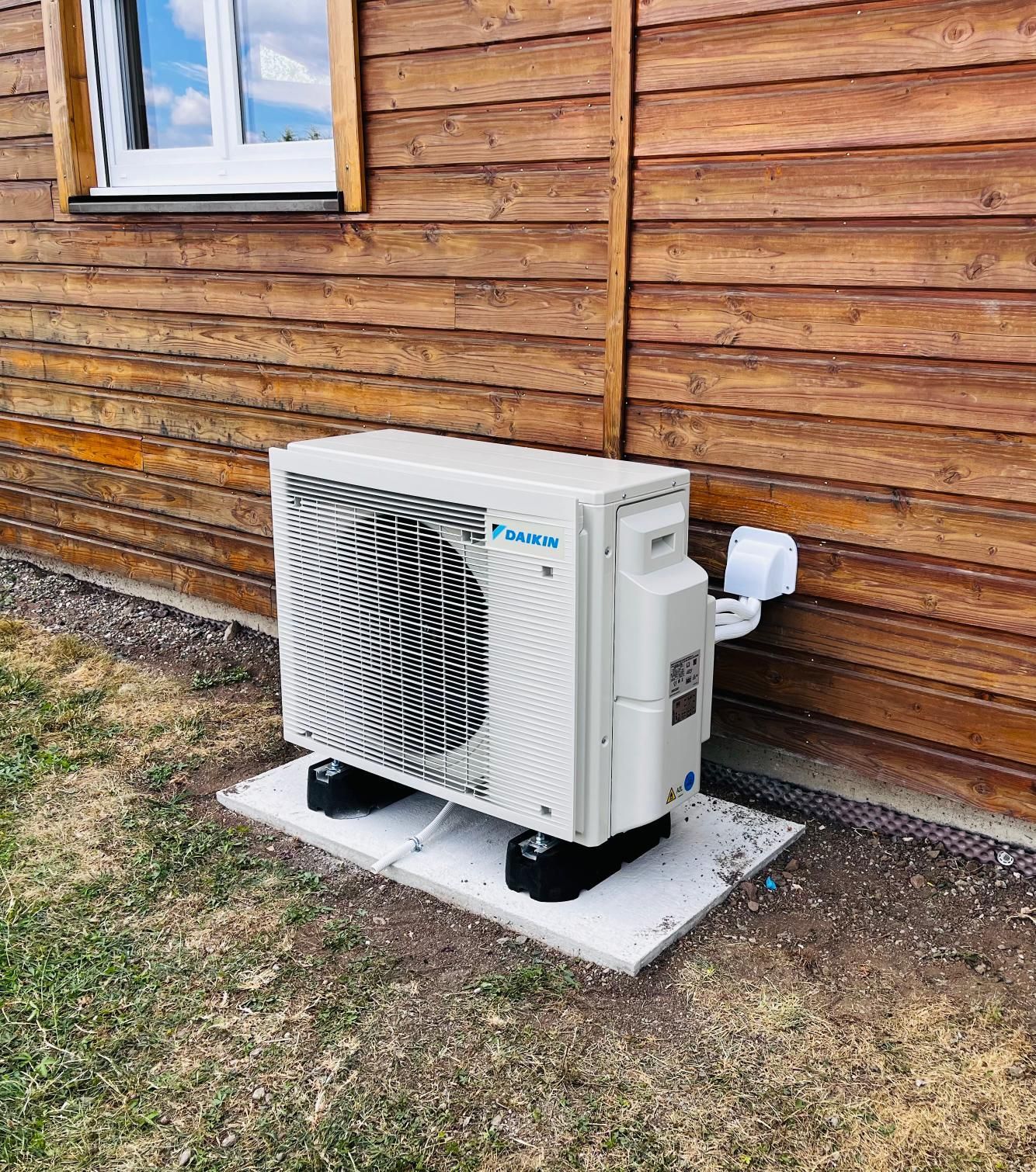 Photo d'une climatisation blanche à l'extérieur