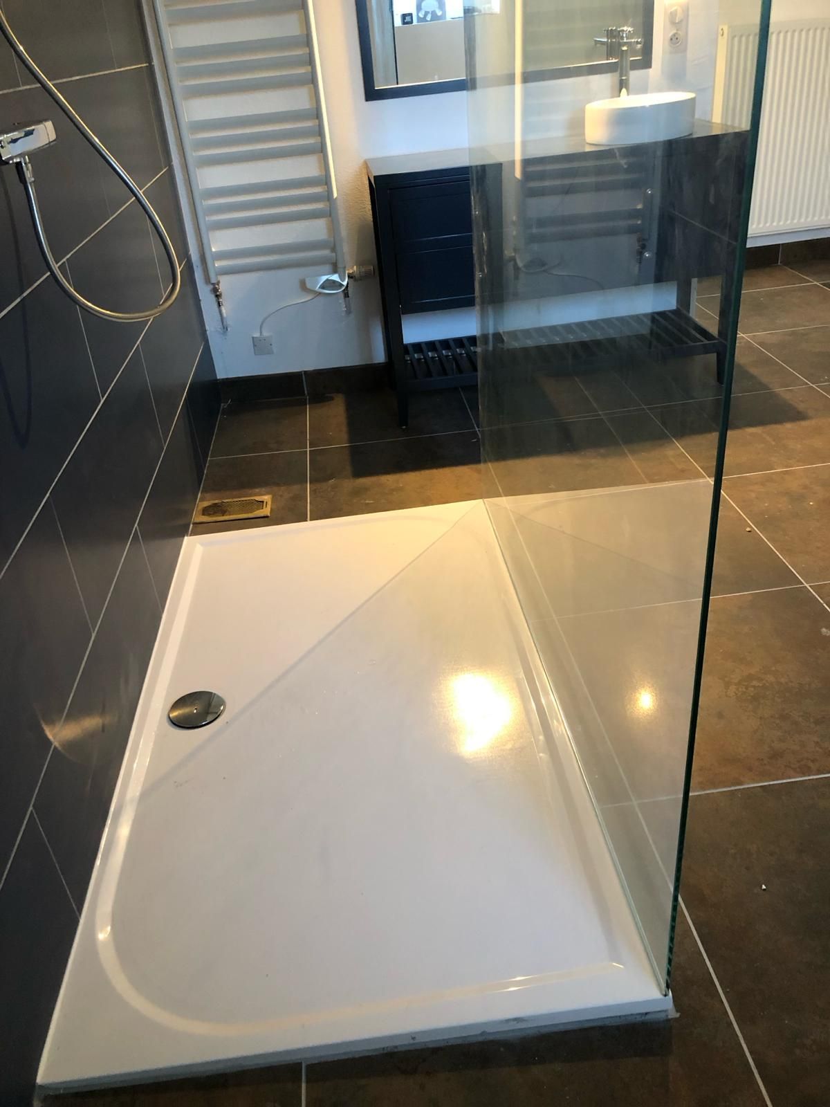 Photo d'une douche avevc un carrelage gris