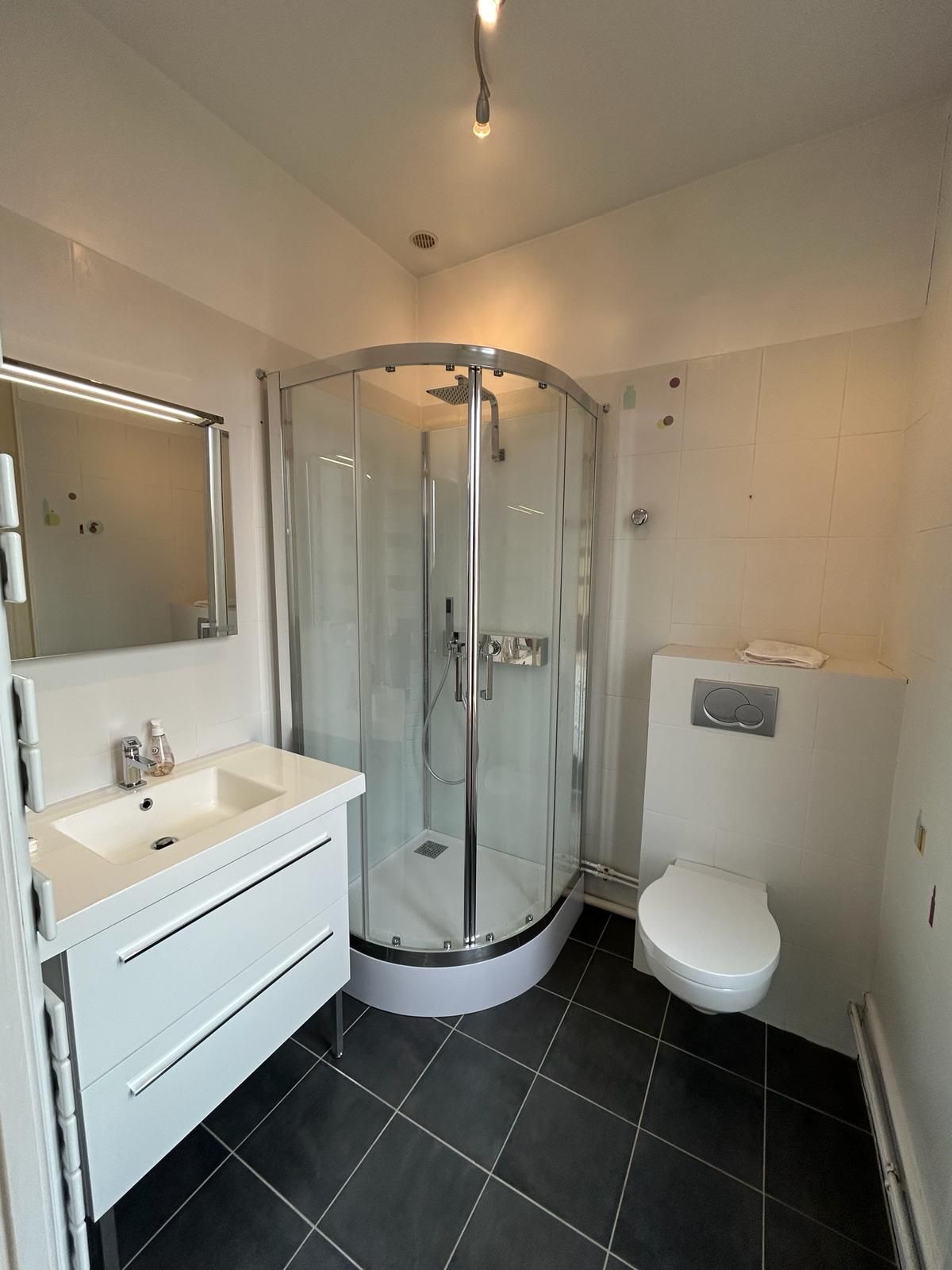 Photo d'une douche avec des toilettes et un lavabo