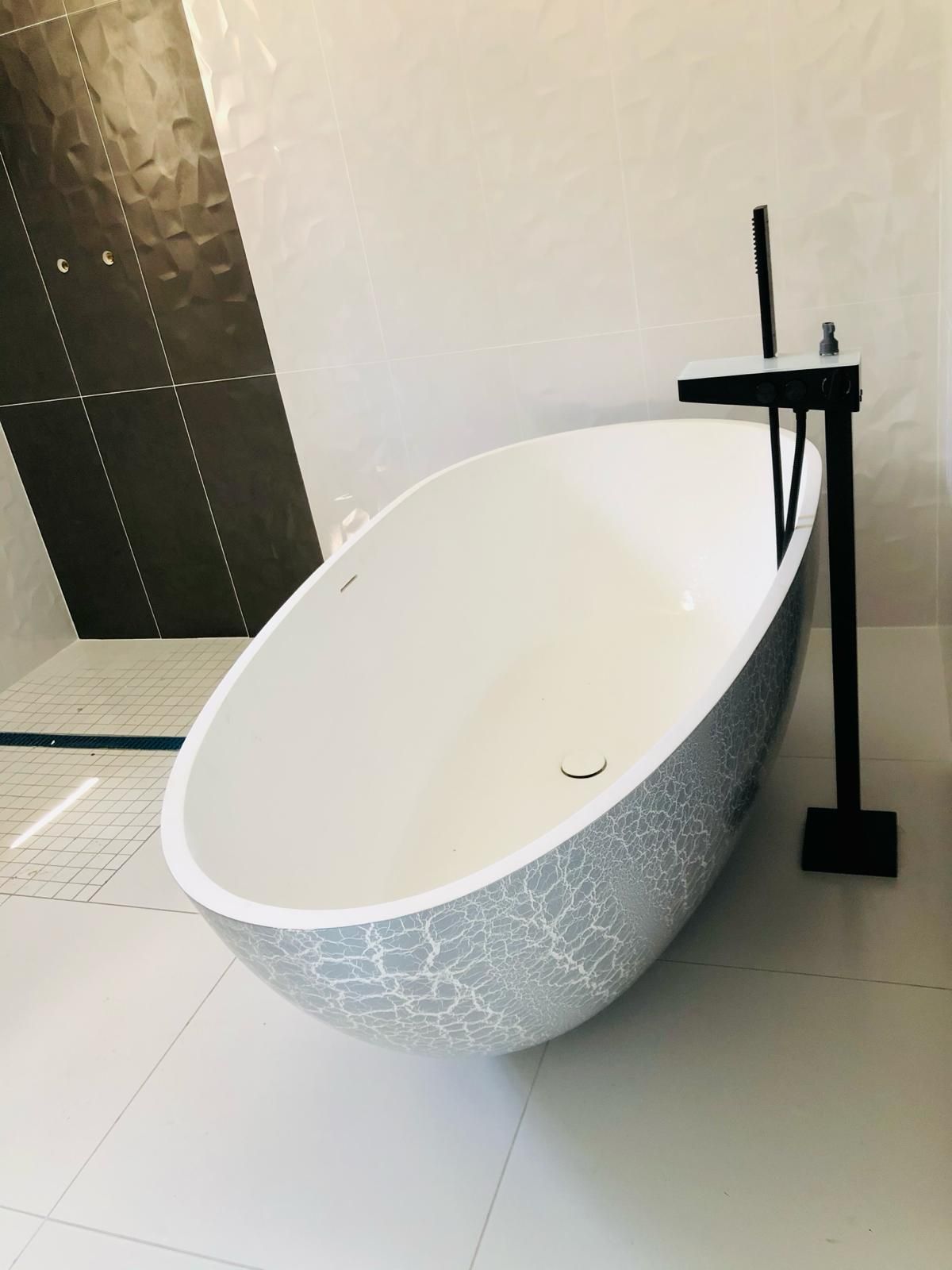 Photo d'une baignoire ovale blanche