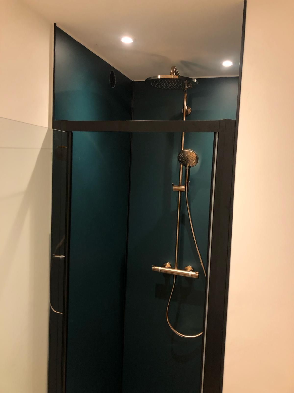 Photo d'une douche noir et bleue