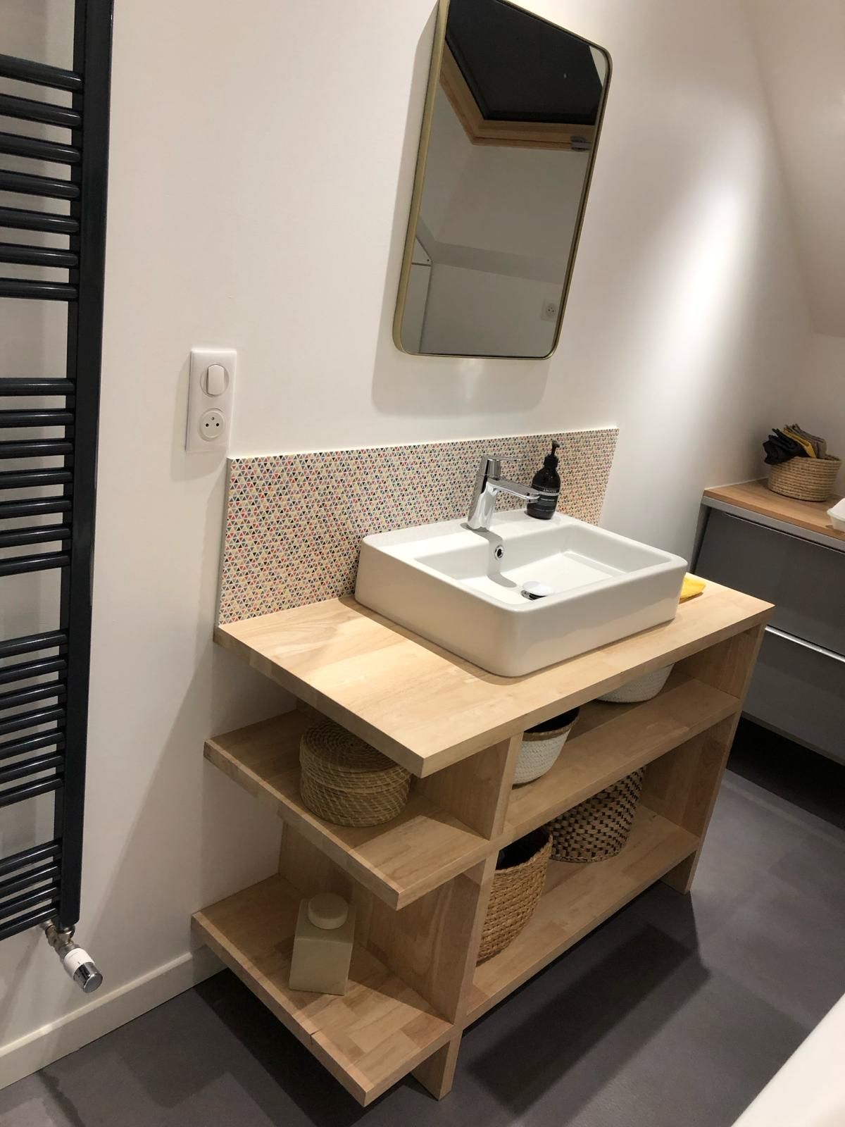 Photo d'un lavabo avec un meuble en bois
