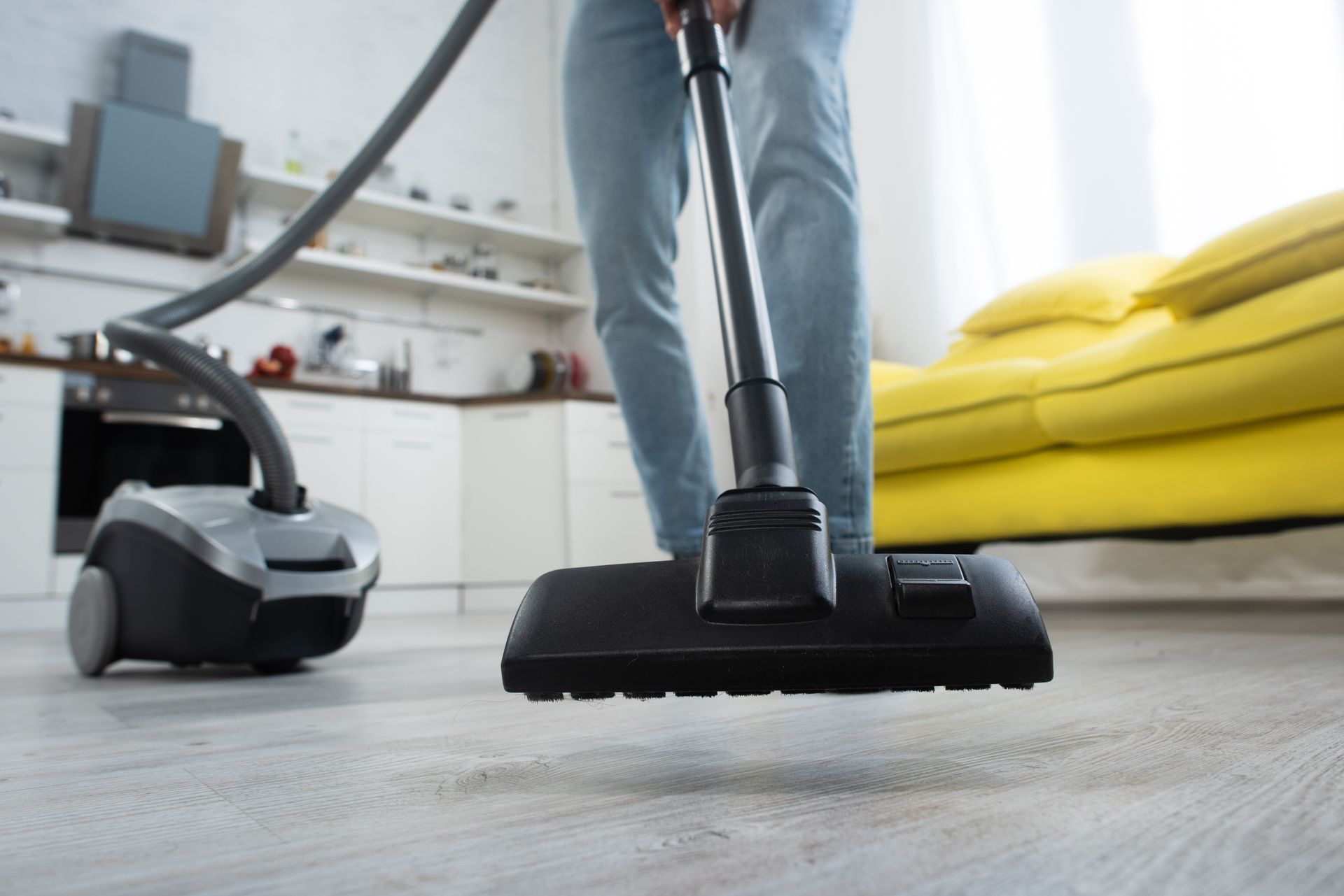 Homme passant l'aspirateur.