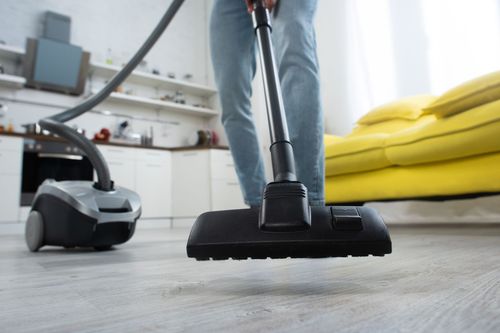 Homme passant l'aspirateur.