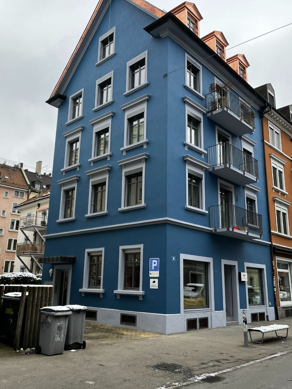 Von der Luca Benedetto Malermeister AG renoviertes Wohnzimmer