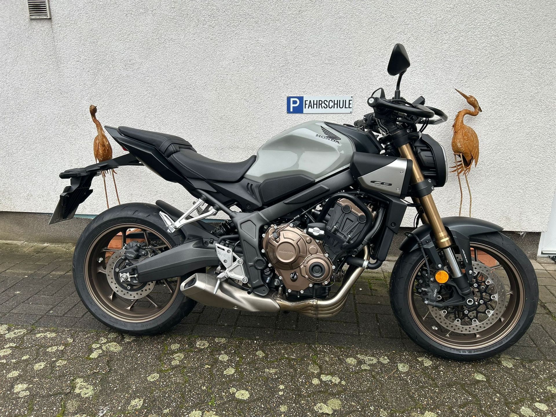 Ein weißes Honda-Motorrad steht vor einem Gebäude