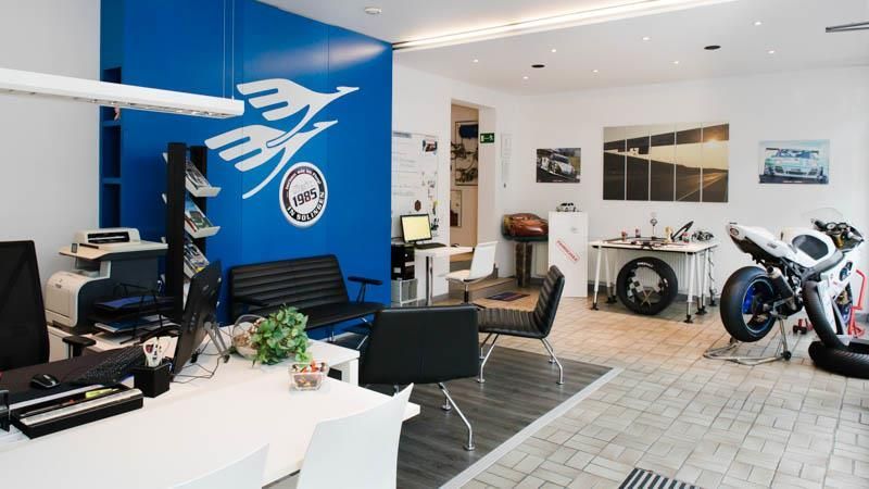 Ein Motorrad ist in einem Raum mit einer blauen Wand geparkt