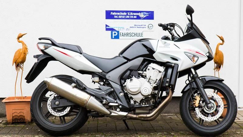 Ein Honda-Motorrad steht vor einem Gebäude