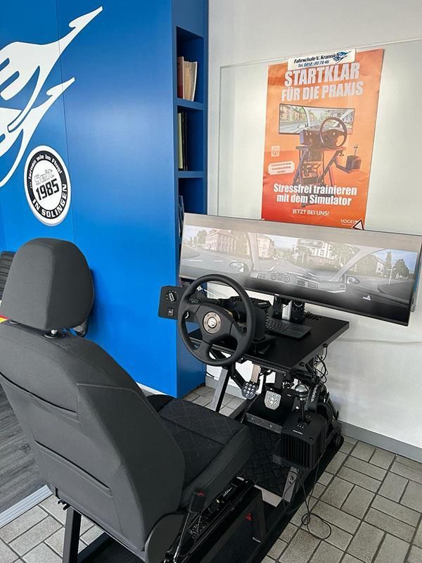 Ein Fahrsimulator steht in einem Raum mit einem Poster an der Wand, auf dem „Stuntflug für die Piraten“ steht