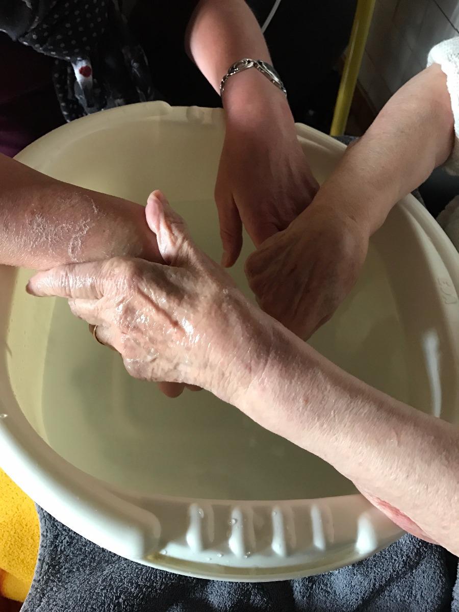 Activité sensorielle et bien-être - soins des mains