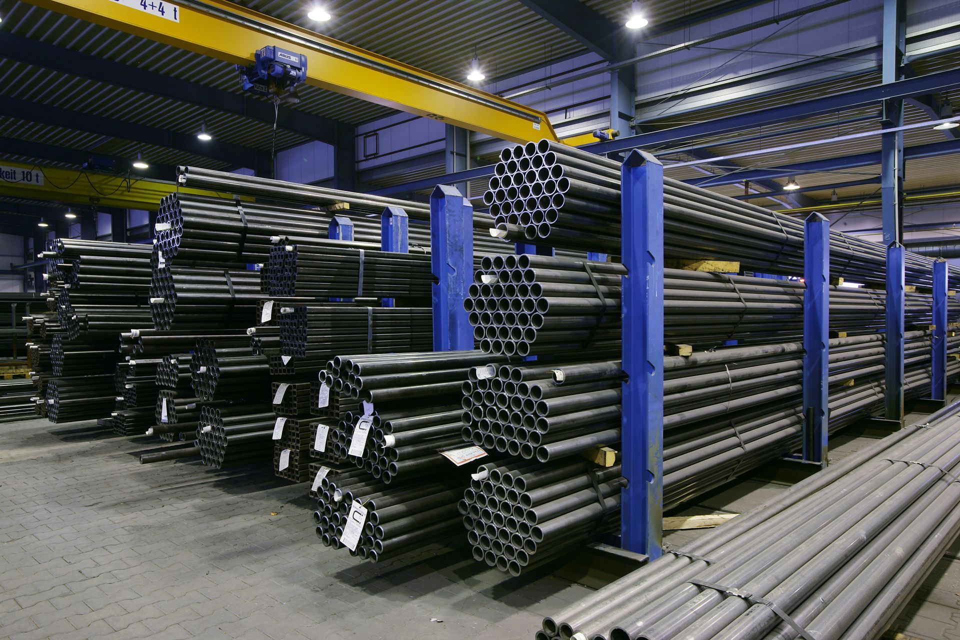 Ein großes Lagerhaus voller Metallrohre