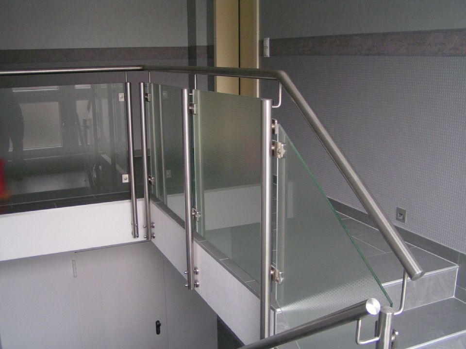 Eine Treppe mit Edelstahlgeländer und Glasgeländer