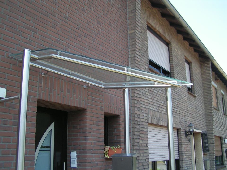 Ein Backsteingebäude mit einem Glasdach über der Tür