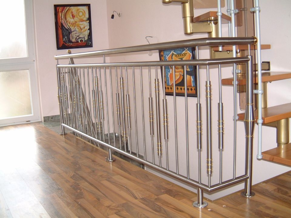 Eine Treppe mit Edelstahlgeländer und Holzstufen