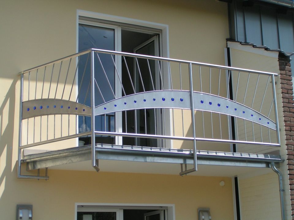 Ein Edelstahlbalkon an der Seite eines Hauses