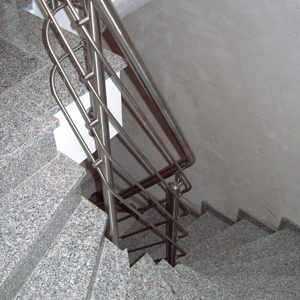 großes Treppenhaus mit Treppengeländer aus Edelstahl